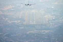 Plane prepares for landing in Tegucigalpa, Honduras