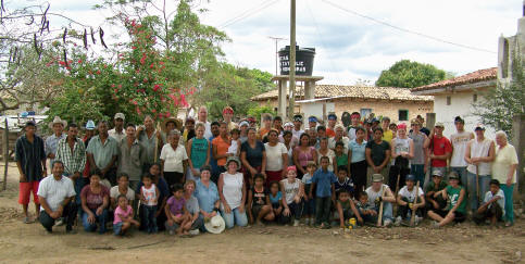 villagers of Moya & 2007 Gehlen Catholic Mission Team pose for a group picture
