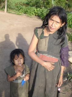 Tolupan mother and her child come for medical attention