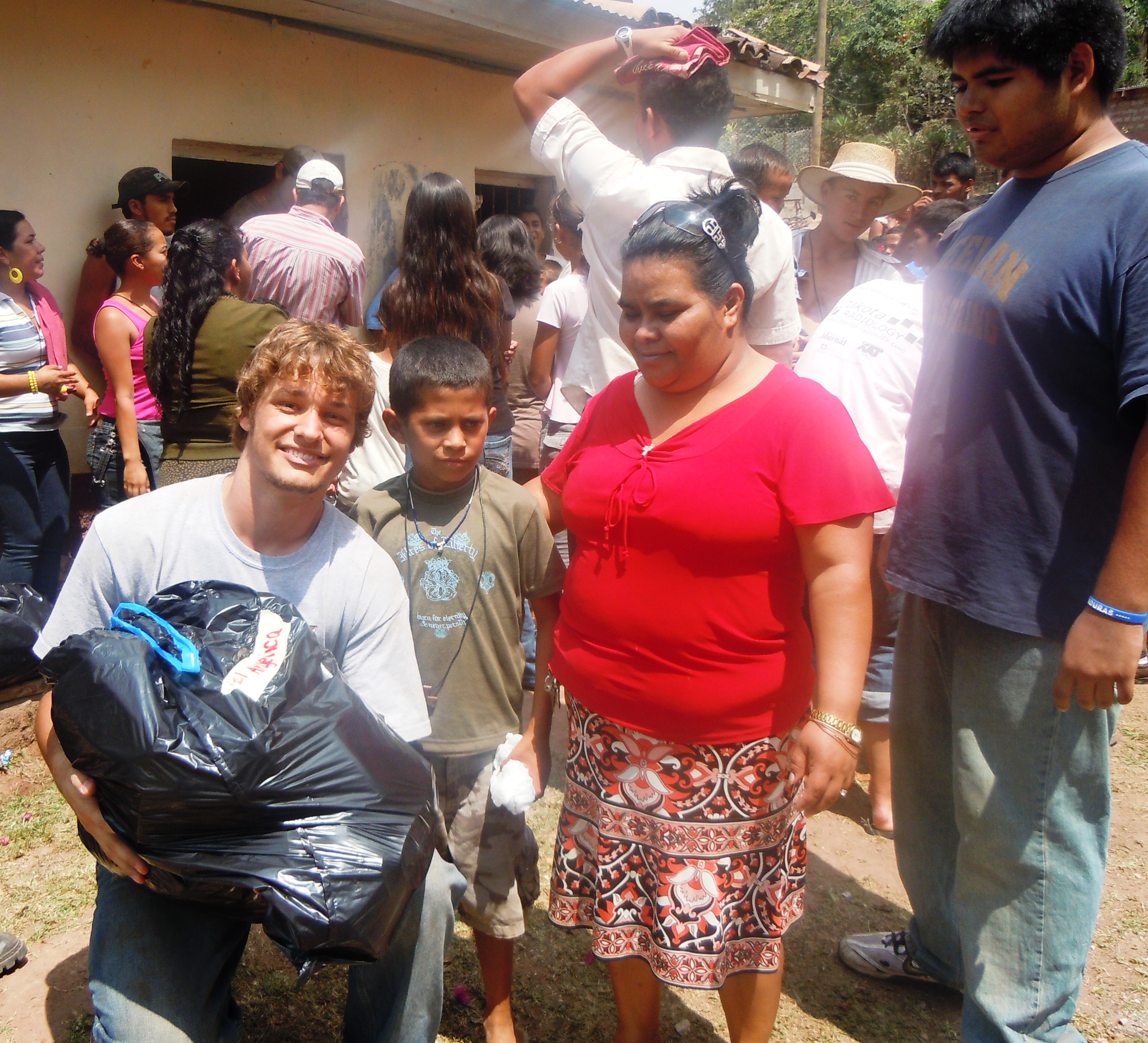 Missioners presented gift bags of people of La Florida on last day