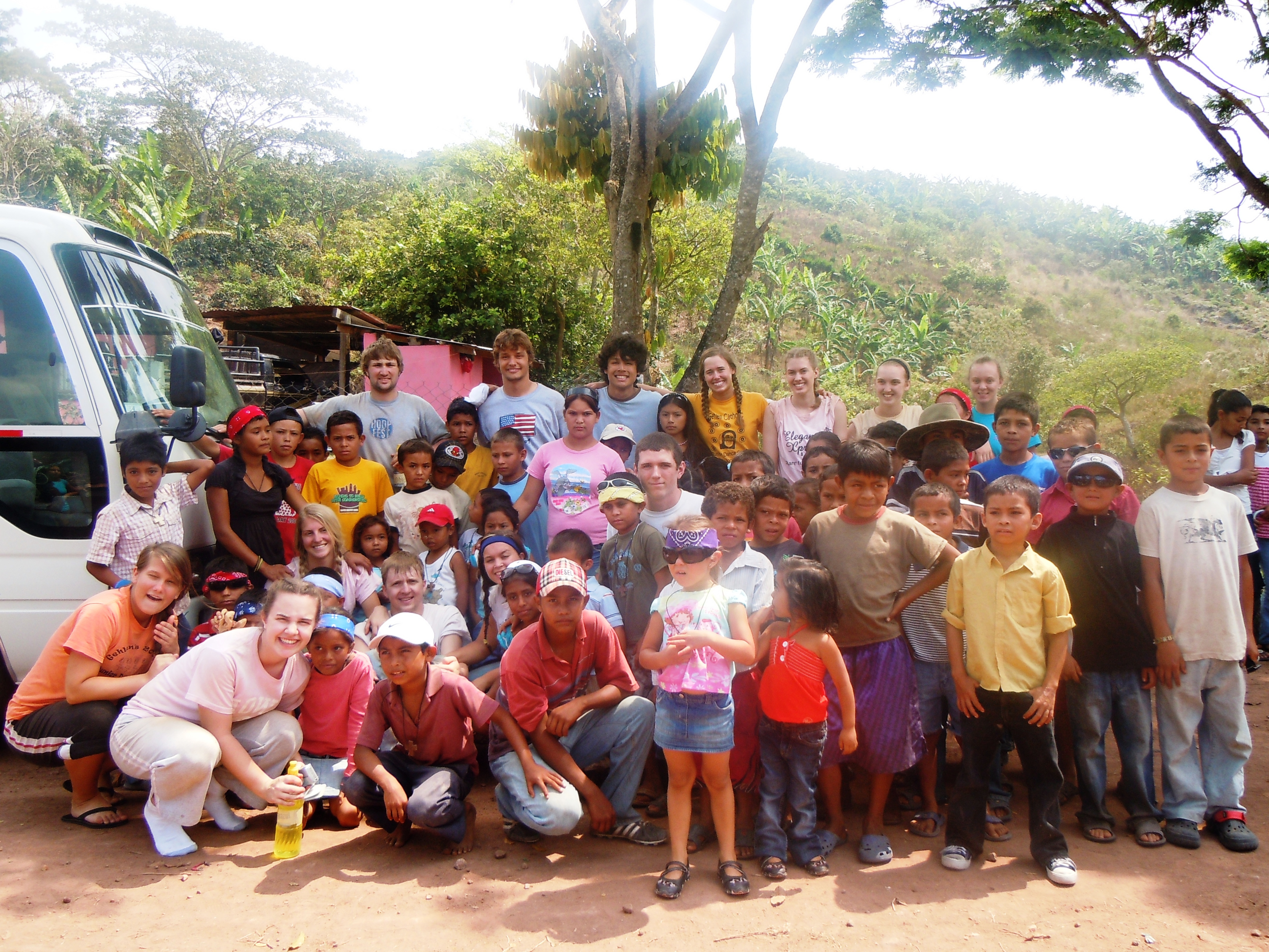 Student missioners and La Florida children pose on final day