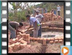 The men of La Florida work on the construction of the water tank.