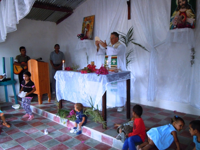 Fr. Cosgrove celebrate Easter Vigil Mass in Vallecillo