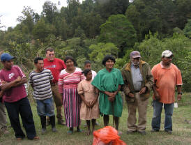 People of Montana de la Flor thank the medical team